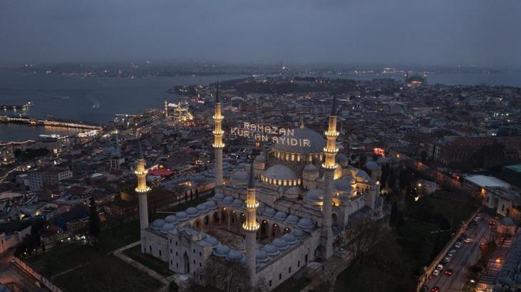 Ramazan ayının müjdecisi! Mahyalar tek tek yandı