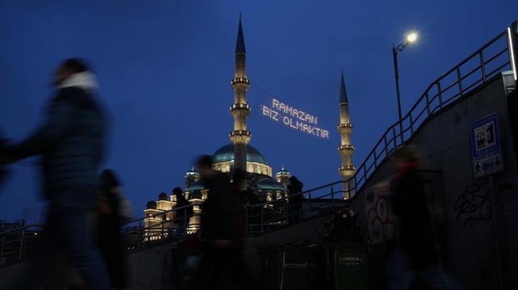 Ramazan ayının müjdecisi! Mahyalar tek tek yandı