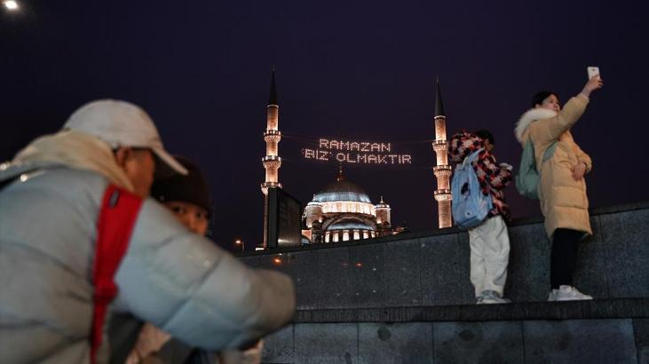 Ramazan ayının müjdecisi! Mahyalar tek tek yandı