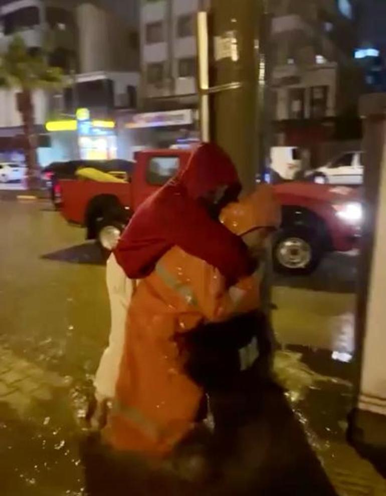 Osmaniye’de sağanak ve fırtına; ekipler mahsur kalanları sırtında taşıdı