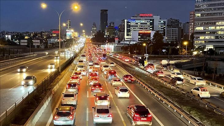 Okullar açılldı, İstanbul’da trafik kilitlendi!
