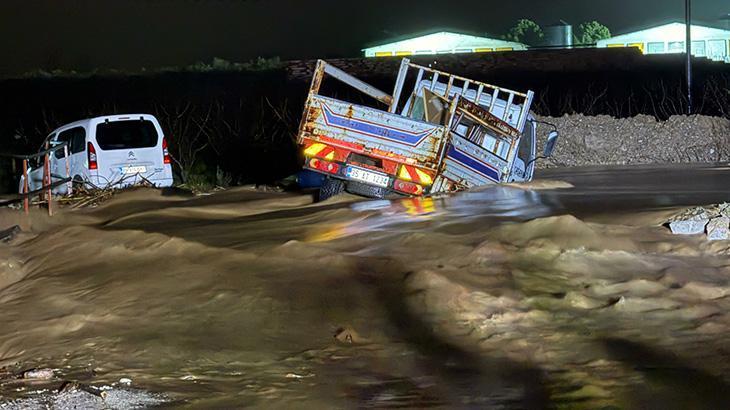 Manisa’da derede mahsur kalan 2 araç kurtarıldı