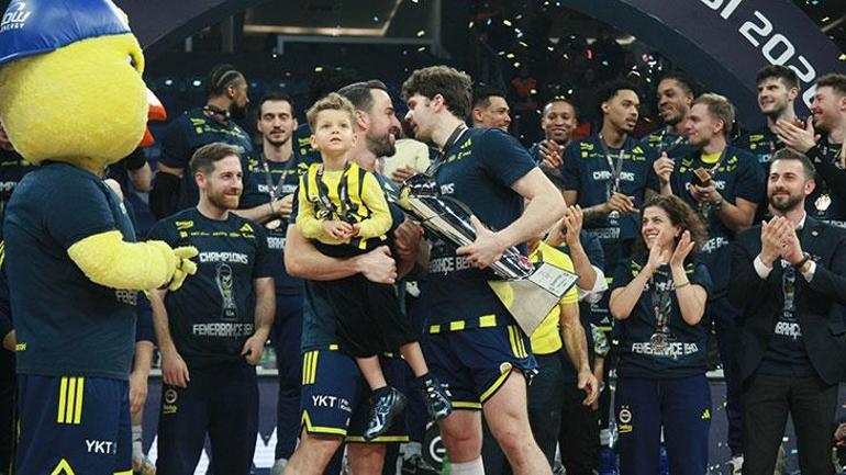 Türkiye Kupası'nda Beşiktaş'ı yenen Fenerbahçe Beko şampiyon oldu! Melih Mahmutoğlu'ndan Tarık Biberovic'e jest