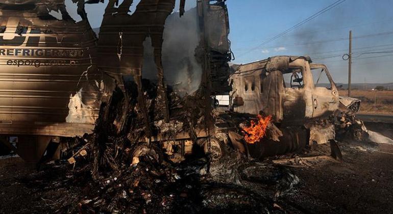 Meksika'da El Mencho öldürüldü, kartel savaşı başladı! Kırmızı alarm verildi, sokaklar alev içinde