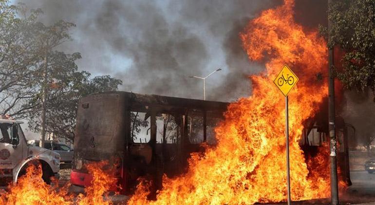 Meksika'da El Mencho öldürüldü, kartel savaşı başladı! Kırmızı alarm verildi, sokaklar alev içinde