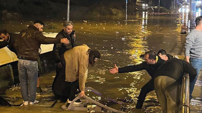 Son dakika... Aydın'da minibüs suya gömüldü, 20 yolcu mahsur kaldı