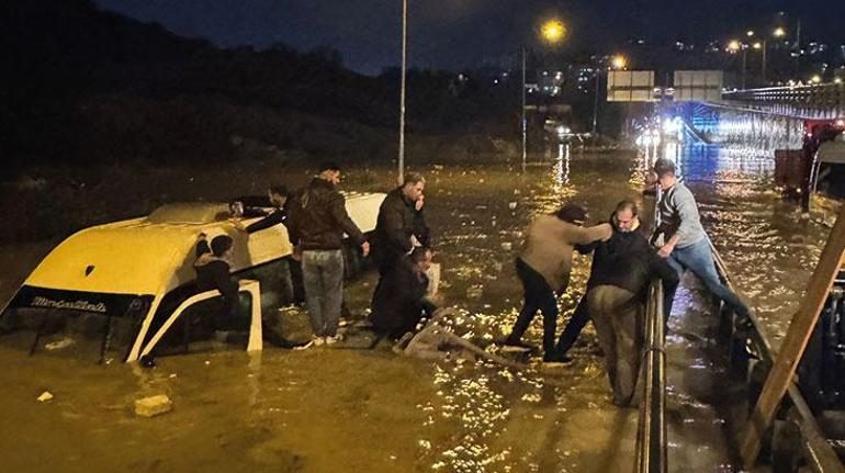 Son dakika... Aydın'da minibüs suya gömüldü, 20 yolcu mahsur kaldı