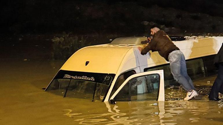 Son dakika... Aydın'da minibüs suya gömüldü, 20 yolcu mahsur kaldı