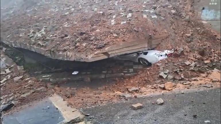 Maltepe’de ortaokulun istinat duvarı çöktü