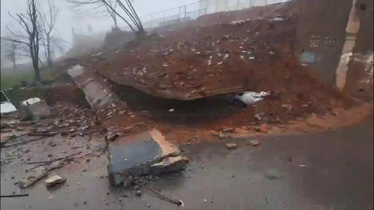 Maltepe’de ortaokulun istinat duvarı çöktü