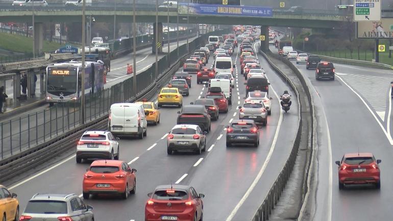 İstanbul’da bayram sonrası pazartesi trafiği! Belirli noktalarda durma noktasına geldi