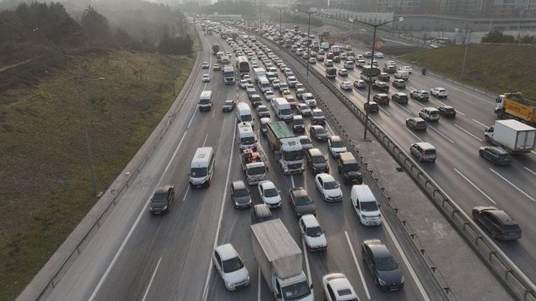 Eyüpsultan TEM Otoyolu'nda hafriyat kamyonu devrildi