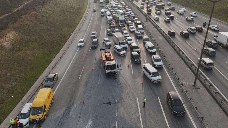 Eyüpsultan TEM Otoyolu'nda hafriyat kamyonu devrildi