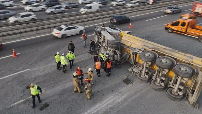 Eyüpsultan TEM Otoyolu'nda hafriyat kamyonu devrildi