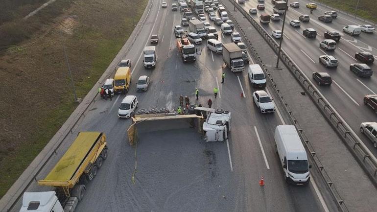 Eyüpsultan TEM Otoyolu'nda hafriyat kamyonu devrildi
