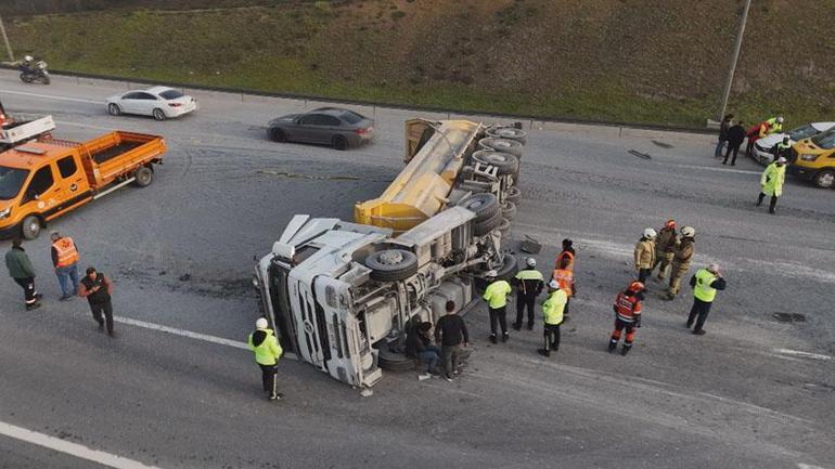 Eyüpsultan TEM Otoyolu'nda hafriyat kamyonu devrildi