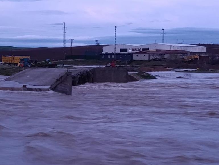 Güneydoğu’da sel alarmı! Çok sayıda ilde sağanak nedeniyle evler boşaltıldı, yollar göle döndü
