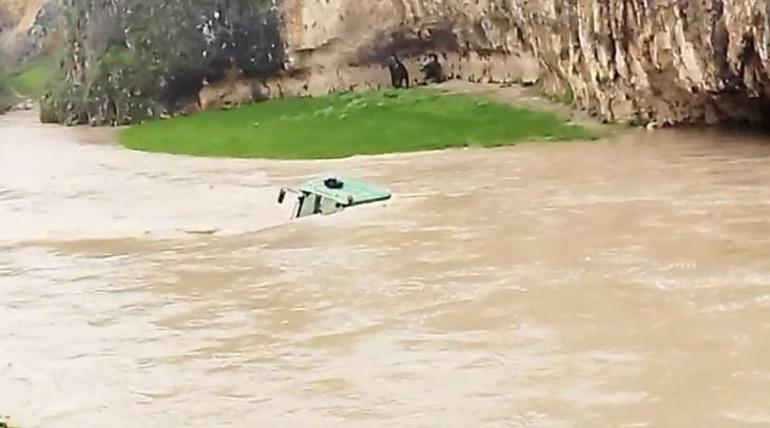 Güneydoğu’da sel alarmı! Çok sayıda ilde sağanak nedeniyle evler boşaltıldı, yollar göle döndü