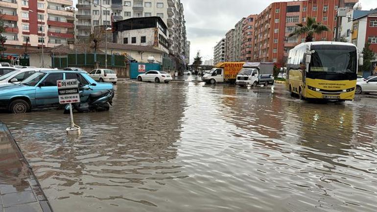 Güneydoğu’da sel alarmı! Çok sayıda ilde sağanak nedeniyle evler boşaltıldı, yollar göle döndü