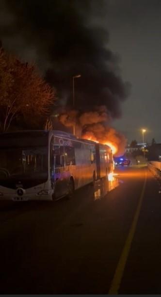 15 Temmuz Şehitler Köprüsü'nde seyir halindeki metrobüs alev alev yandı