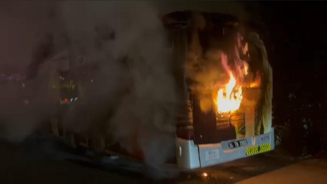 15 Temmuz Şehitler Köprüsü'nde seyir halindeki metrobüs alev alev yandı