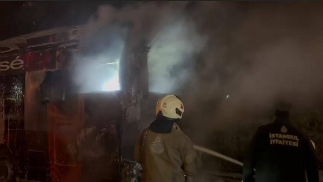 15 Temmuz Şehitler Köprüsü'nde seyir halindeki metrobüs alev alev yandı