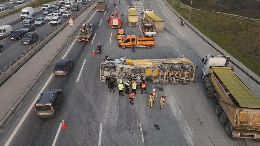 Eyüpsultan TEM Otoyolu’nda hafriyat kamyonu devrildi
