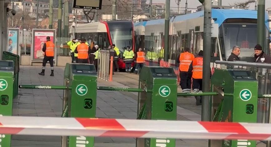 Fatih’te raydan çıkan tramvay karşı yönden gelen tramvaya çarptı