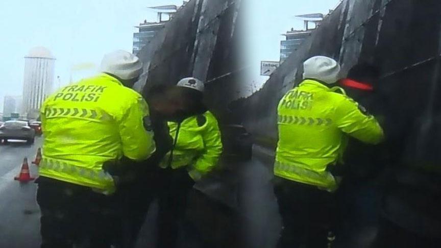 Trafikte korku dolu anlar! Polislerin yanına koşup yardım istedi: 10 saniyelik müdahale ile hayata döndüm