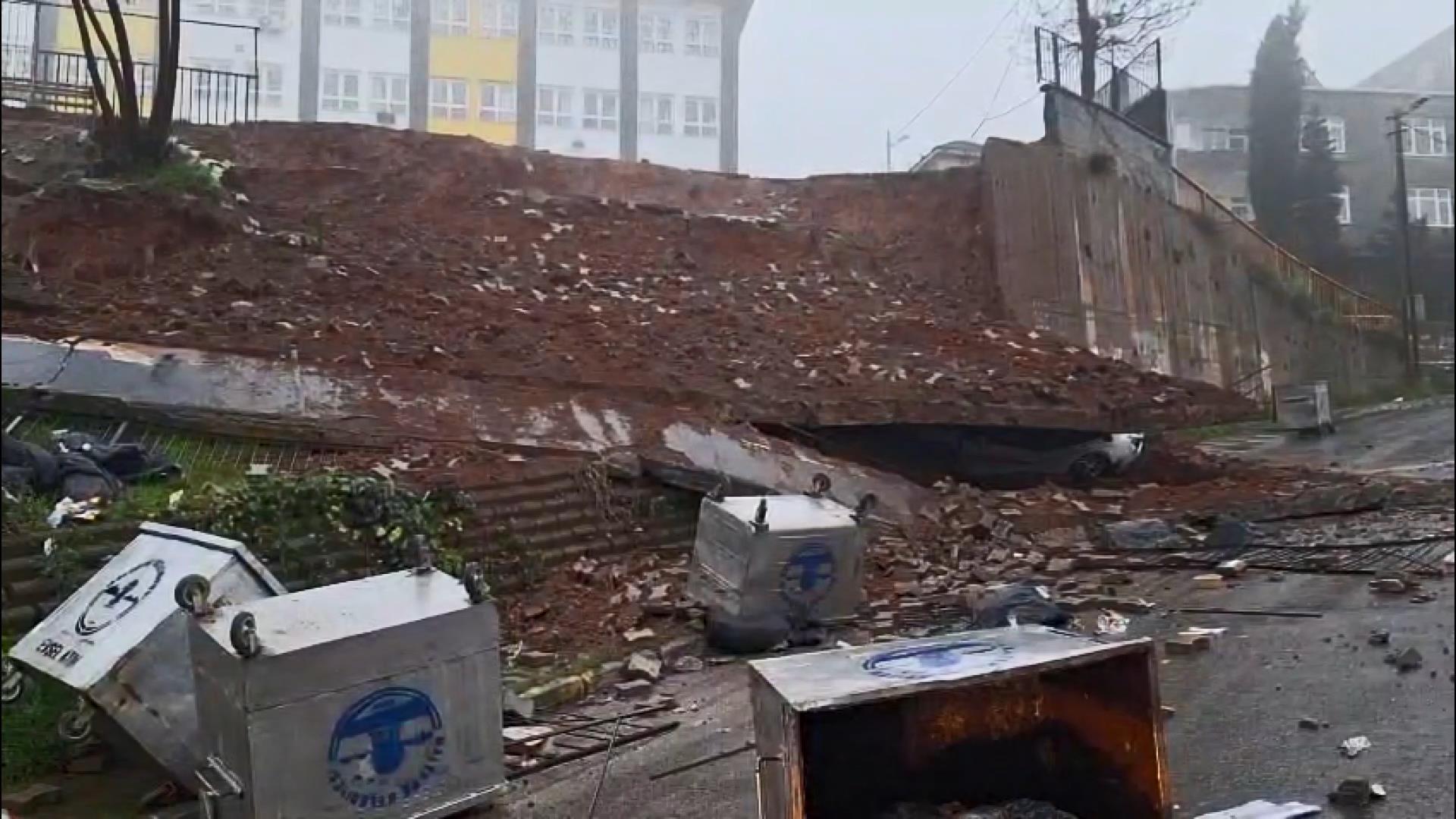 Maltepe’de ortaokulun istinat duvarı çöktü