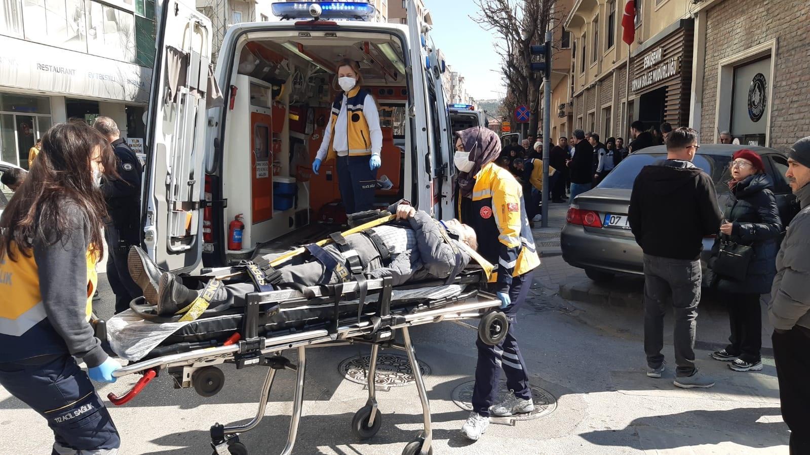 Kırmızı ışıkta duran araca çarptıktan sonra yayaların arasına daldı