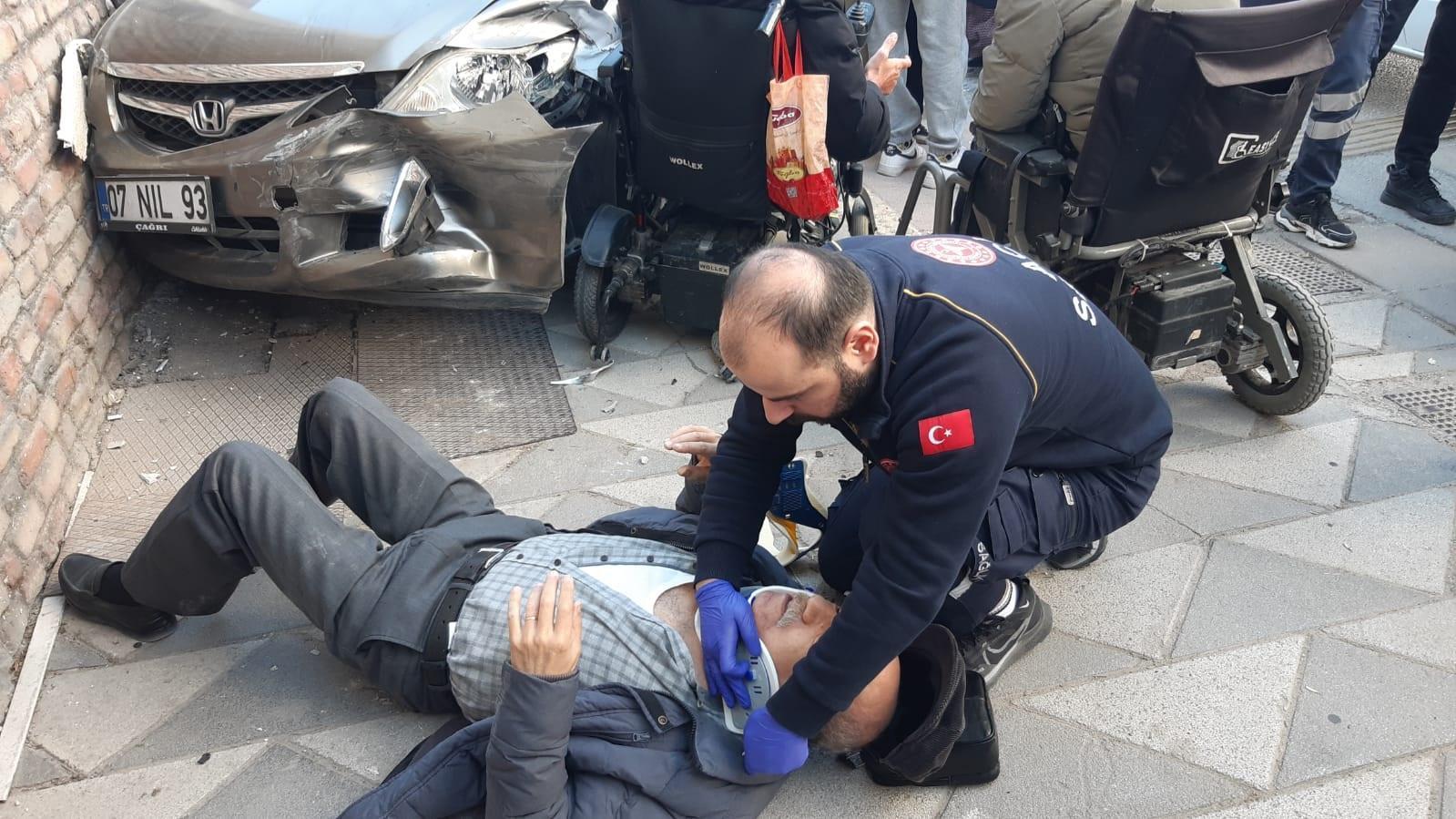 Kırmızı ışıkta duran araca çarptıktan sonra yayaların arasına daldı