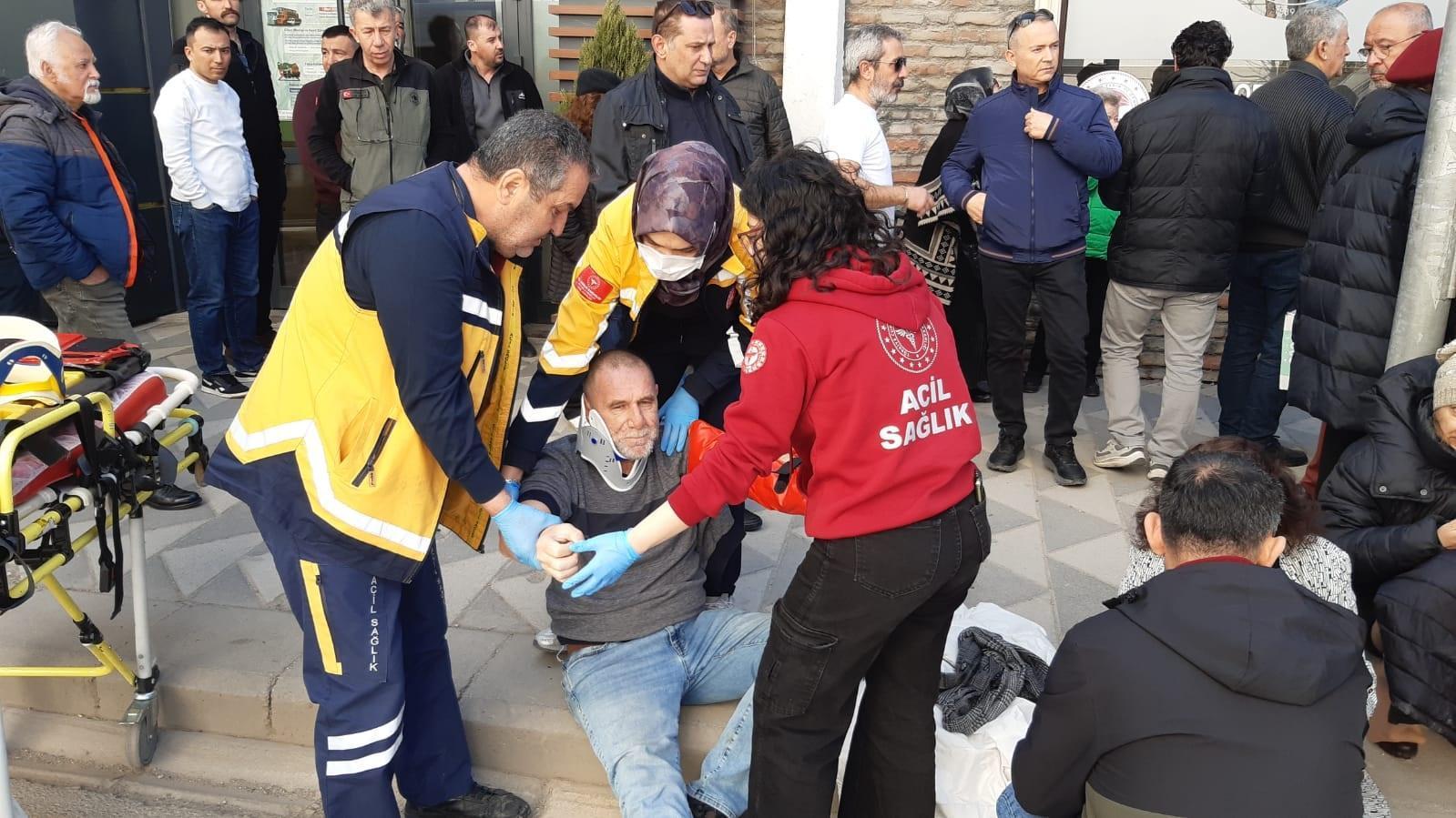 Kırmızı ışıkta duran araca çarptıktan sonra yayaların arasına daldı