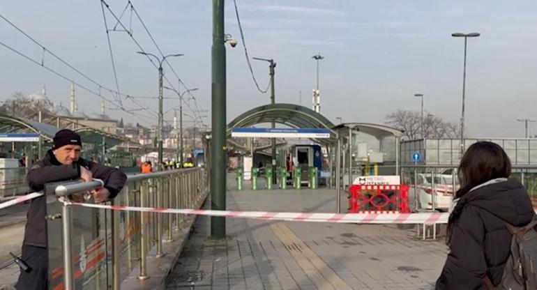 Fatih'te raydan çıkan tramvay karşı yönden gelen tramvaya çarptı