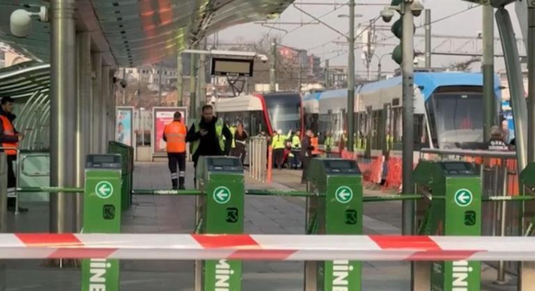Fatih'te raydan çıkan tramvay karşı yönden gelen tramvaya çarptı