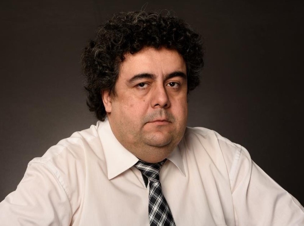 Tiyatro Sanatçısı Ertuğrul Akkök: “Oyunculuk, Kendini Keşfetme Sanatıdır.”