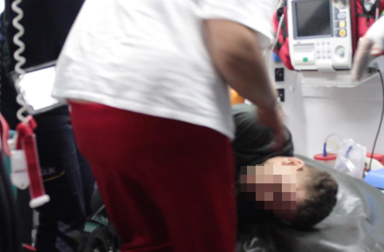 Annesinin, erkek arkadaşını bıçakladı; hastanede ortalığı birbirine kattı