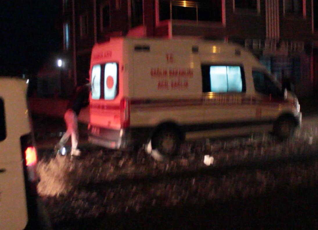 Annesinin, erkek arkadaşını bıçakladı; hastanede ortalığı birbirine kattı