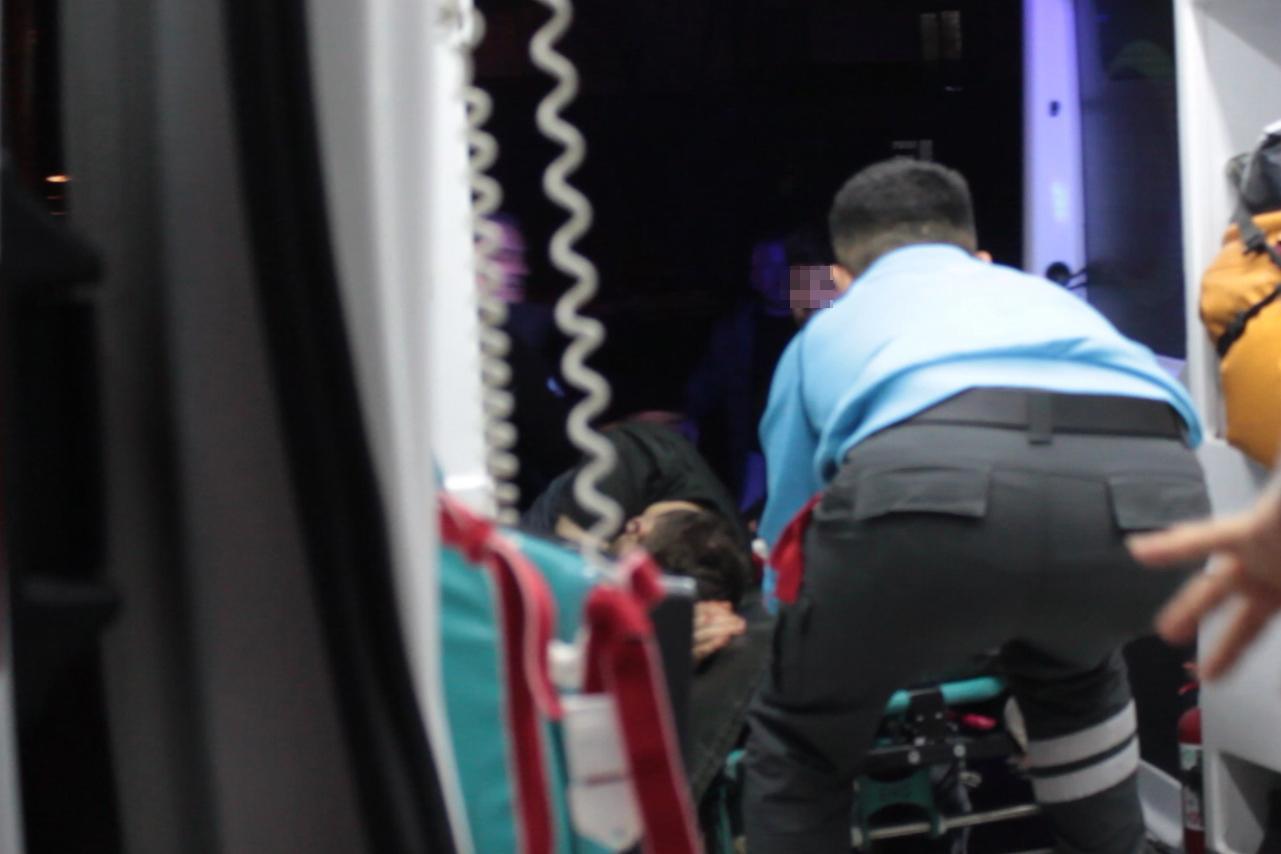 Annesinin, erkek arkadaşını bıçakladı; hastanede ortalığı birbirine kattı