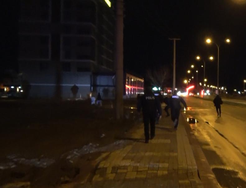 Annesinin, erkek arkadaşını bıçakladı; hastanede ortalığı birbirine kattı