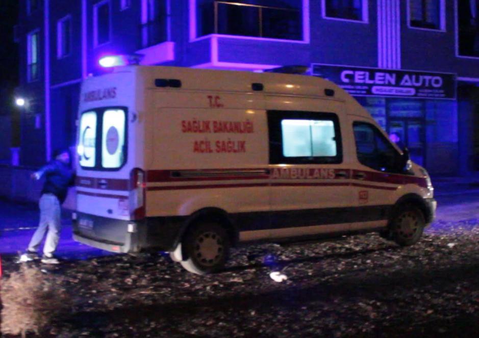 Annesinin, erkek arkadaşını bıçakladı; hastanede ortalığı birbirine kattı