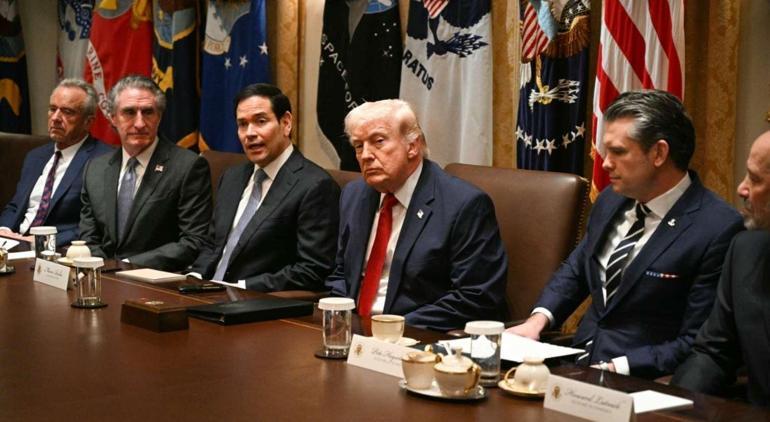 Trump'tan İran gündemine dair kritik açıklamalar! 'Anlaşmak için yalvarıyorlar, 8 gemi dolusu petrol hediye ettiler'