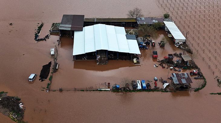Sel alarmı! Gediz Nehri taştı; tarım arazileri, bahçeler sulara gömüldü