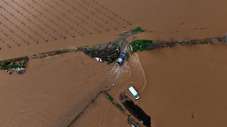 Sel alarmı! Gediz Nehri taştı; tarım arazileri, bahçeler sulara gömüldü