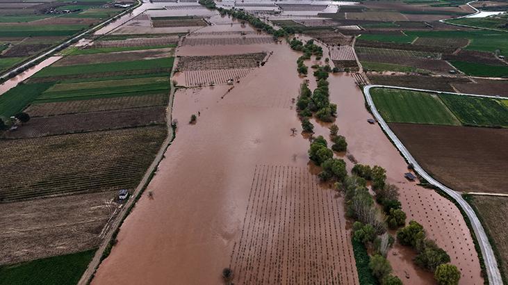 Sel alarmı! Gediz Nehri taştı; tarım arazileri, bahçeler sulara gömüldü