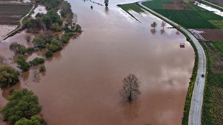 Sel alarmı! Gediz Nehri taştı; tarım arazileri, bahçeler sulara gömüldü