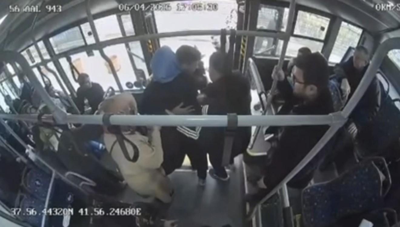 Direksiyon başında hayat kurtardı! Fenalaşan yolcu için güzergahı değiştirdi