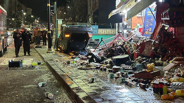 Otomobil iş yerlerine çarpıp, devrildi