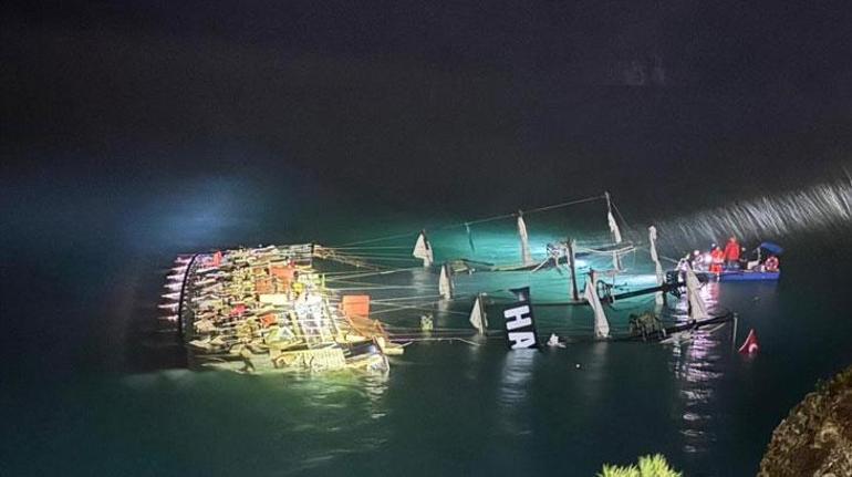 Fethiye'de tekne kayalıklara çarptı! 6 kişi kurtarıldı, 1 kişi kayıp