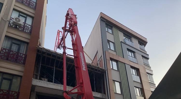 Zeytinburnu'nda korku dolu anlar! İnşaatta beton döküldüğü anda yan binanın duvarı çöktü; 2 gözaltı